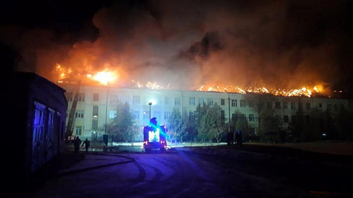 В Киеве 60 человек тушат пожар в гимназии (видео)