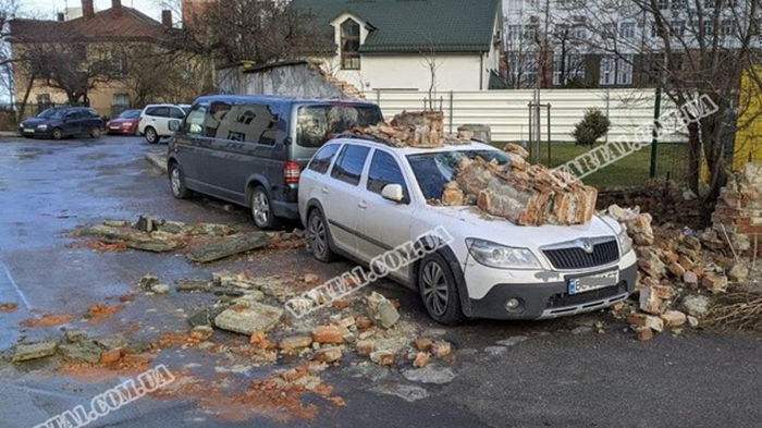 Непогода в Украине: повреждены крыши домов и авто (видео)