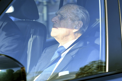 97-летний муж Елизаветы II отказался водить машину и отдал права