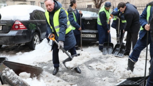 Глава Петербурга взял лопату и вывел чиновников на улицы