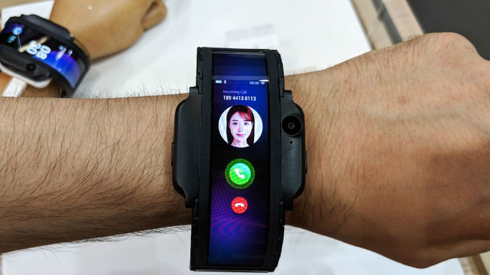 Новый гибкий смартфон-браслет представят на выставке MWC 2019