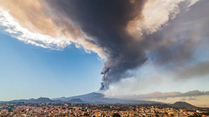 В Италии произошло мощное извержение вулкана Этна (видео)