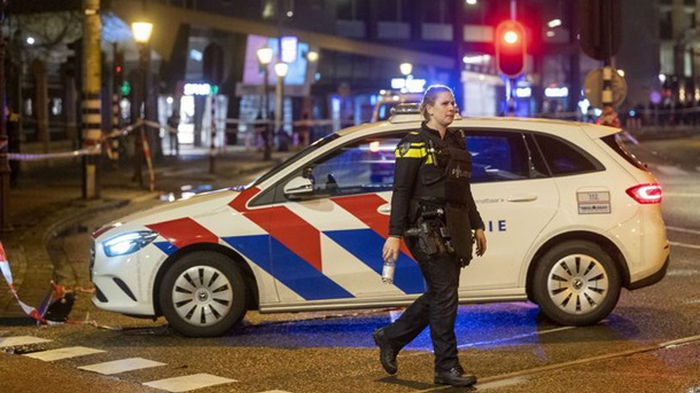 В Амстердаме вооруженный мужчина взял в заложники покупателя Apple Store