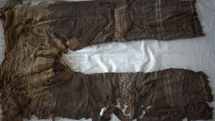 Rolls-Royce среди брюк: ученые воссоздали одежду человека, сшитую 3000 лет назад (фото)