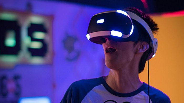 Влетел головой в телевизор: люди все чаще портят имущество во время VR-гейминга