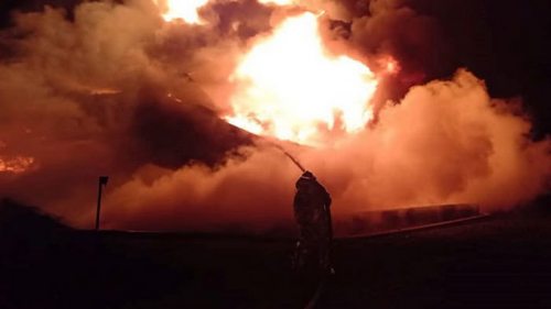 ГСЧС больше восьми часов тушит пожар на нефтебазах в Житомирской области (видео)