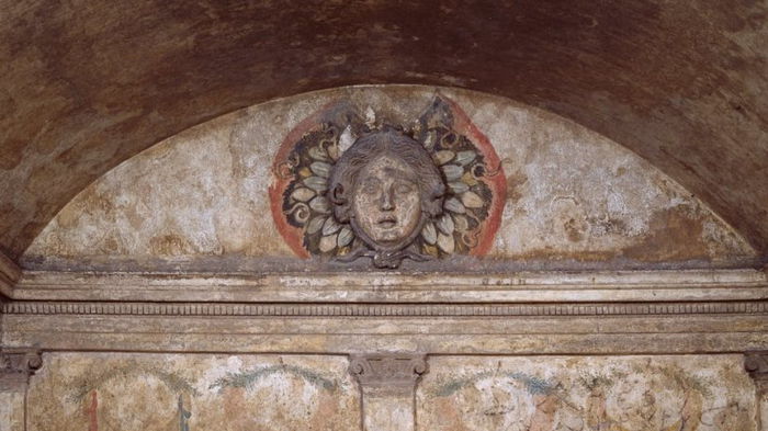 Двухэтажные усыпальницы с каменными подушками: в Неаполе нашли необычные гробницы (фото)