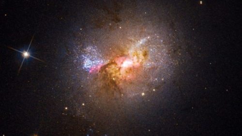 Создает собственные звезды. Телескоп Хаббл обнаружил очень необычную черную дыру