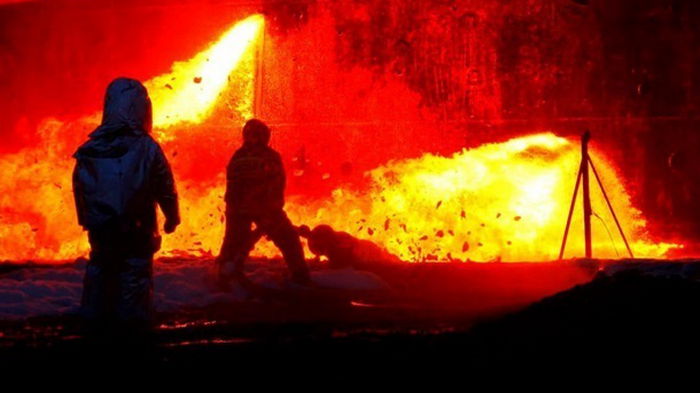 На Ровенщине продолжают тушить пожар на нефтебазе