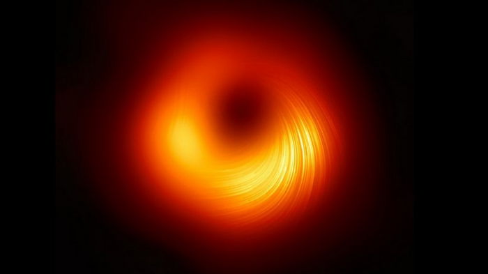 Похожа на ДНК. Ученые раскрыли секрет сверхмассивной черной дыры в далекой галактике (видео)