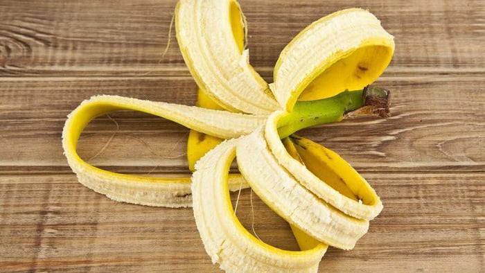 Чому не варто викидати бананову шкірку
