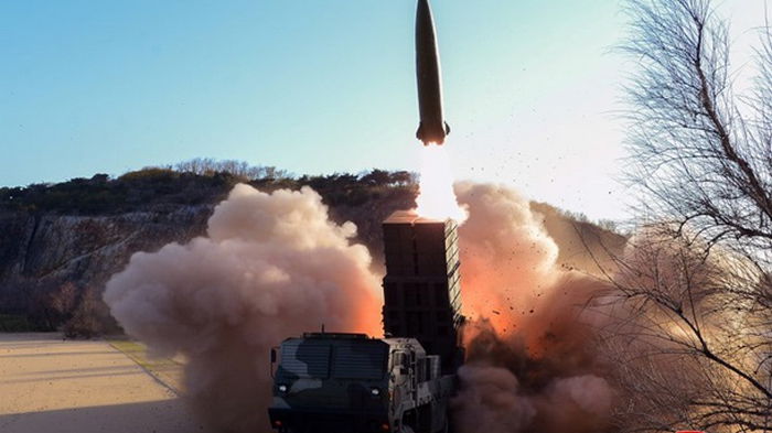 КНДР запустила две ракеты в сторону Японского моря (фото)