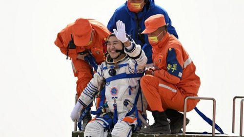 Экипаж китайской космической станции вернулся на Землю