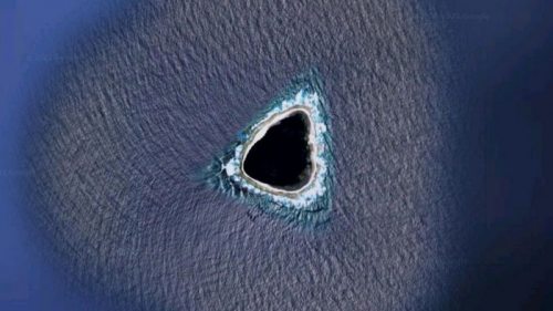 Блогер нашел на Google Maps черную дыру посреди Тихого океана (фото)
