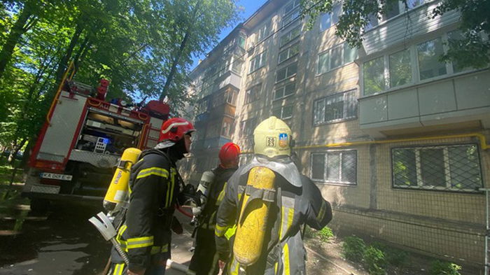 В Киеве загорелась пятиэтажка