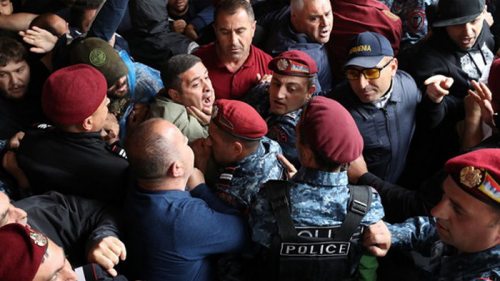В центре Еревана начались столкновения демонстрантов и полиции