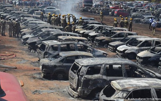 На авиашоу в Индии сгорели около 300 автомобилей (видео)