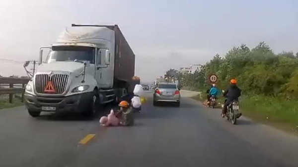 Мать с ребенком упали под колеса фуры и спаслись (видео)