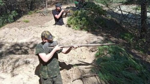 Белорусских школьников учат «стрелять» из лопат (фото)