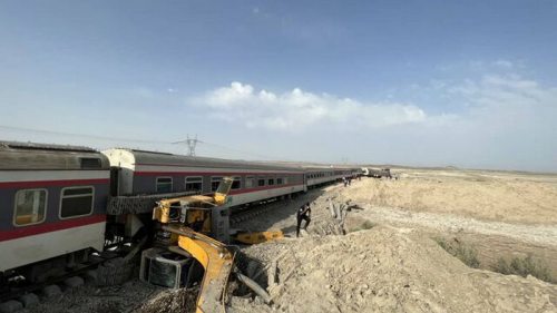 В Иране сошел с рельсов пассажирский поезд (видео)