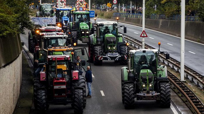 В Нидерландах фермеры заблокировали порты и супермаркеты