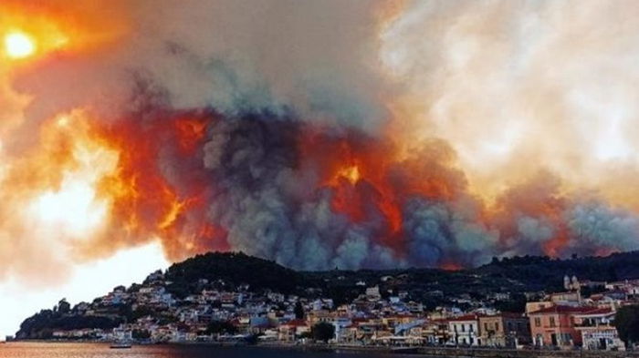 На севере от Афин бушует пожар: город эвакуирован (видео)