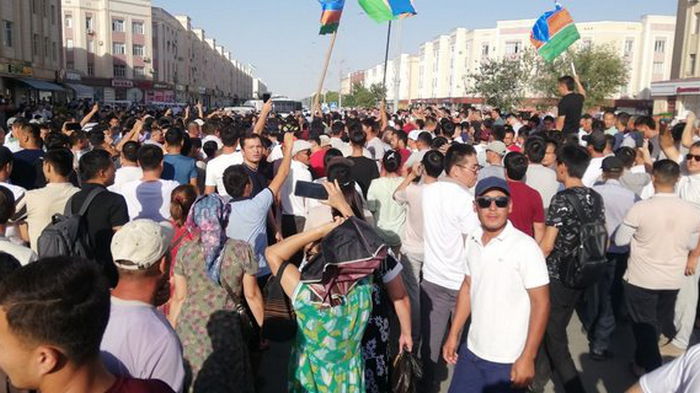 Протесты в Узбекистане. Местные СМИ заявляют о силовом разгоне митингующих