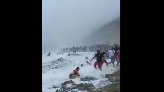 В Омане восемь человек смыло волной в море (видео)