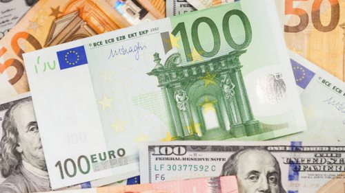 Курс евро в банках опустился ниже курса доллара