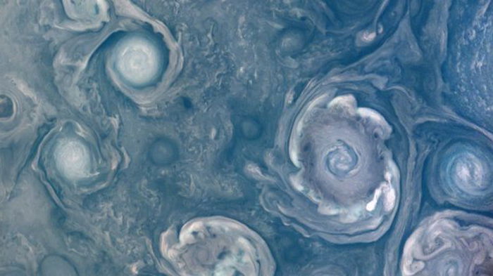 NASA опубликовало фото гигантских штормов на северном полюсе Юпитера, снятые зондом Juno