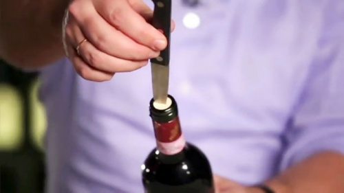 Как за секунды откупорить бутылку вина без штопора: три проверенных способа