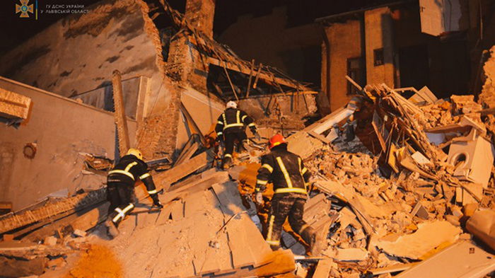В центре Львова ночью обрушился жилой дом (фото)