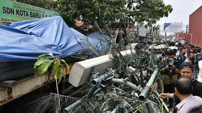 В Индонезии грузовик въехал в остановку возле школы: не менее 10 погибших