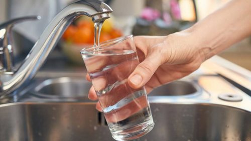 Ученые рассказали, почему стоит отказаться от бутилированной воды