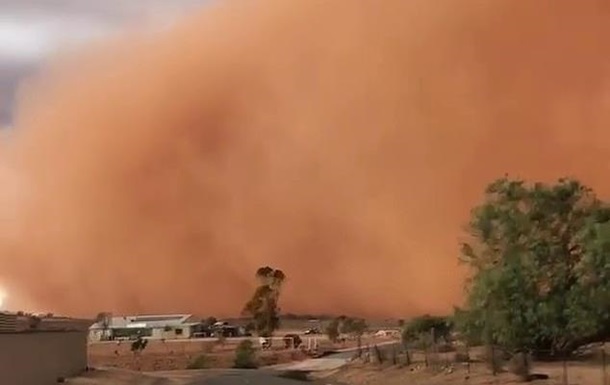 В Австралии сняли на видео мощную песчаную бурю