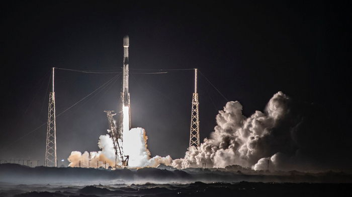 SpaceX запустила 54 спутника Starlink с опозданием из-за погоды
