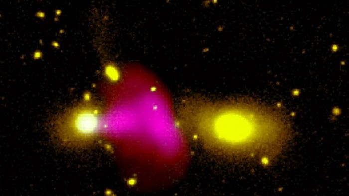 Ученые впервые увидели, как черная дыра «стреляет» по соседней галактике
