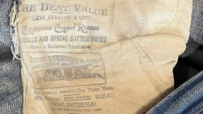 Как выглядят джинсы за 90 тысяч долларов: им почти 150 лет (фото)