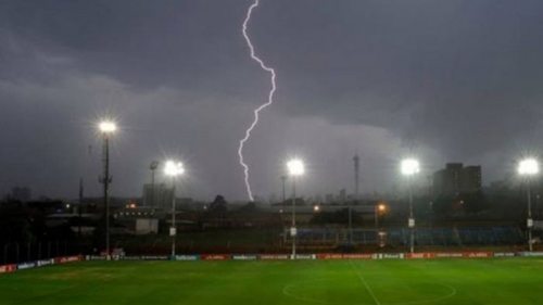 Арбитр чудом выжил после попадания в него молнии во время матча