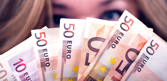 Курсы доллара и евро снизились. Наличные курсы валют