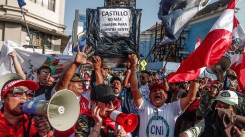 В Перу прошли многотысячные марши с требованием отставки президента