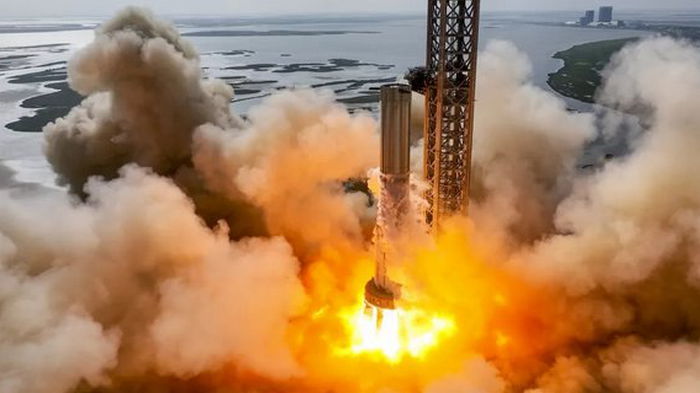 SpaceX провела испытания двигателей Starship накануне полета корабля (видео)