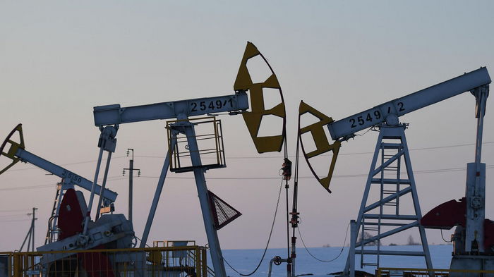 Нефть дорожает после введения эмбарго и ценового потолка на сырье из России