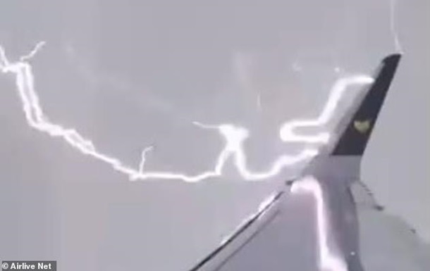 Пассажир снял на видео удар молнии в самолет
