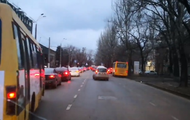 В Сети обсуждают видео, как водители в Одессе пропускают «скорую помощь»