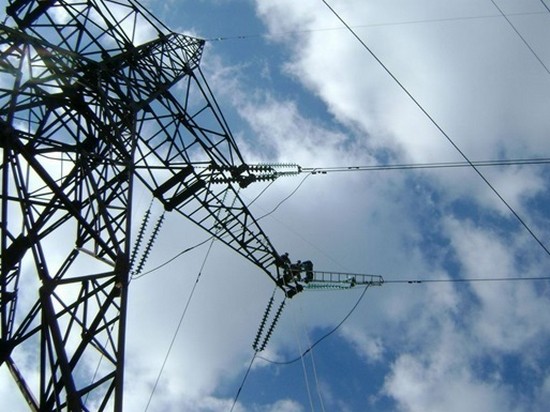 Ахметов продает Украине электричество на 50% дороже, чем Венгрии