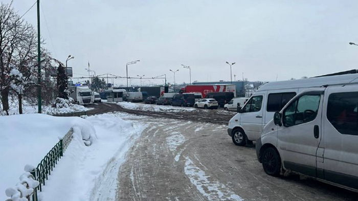 Из-за снегопада на границе с Польшей образовались очереди