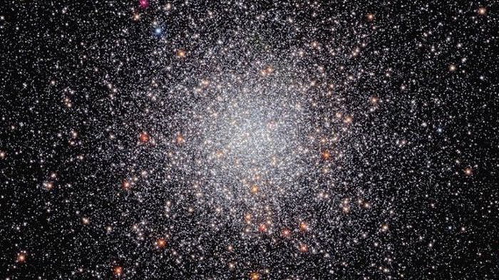 Космический телескоп «Хаббл» показал фото скопления звезд в 28 000 световых годах от Земли