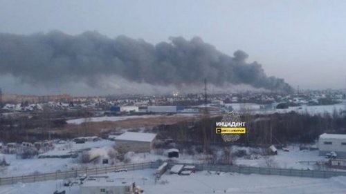 В российском Новосибирске горит склад