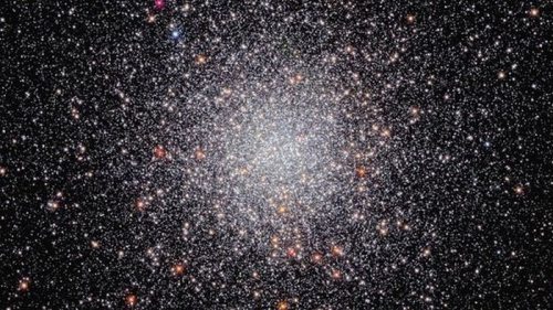 Космический телескоп «Хаббл» показал фото скопления звезд в 28 000 световых годах от Земли